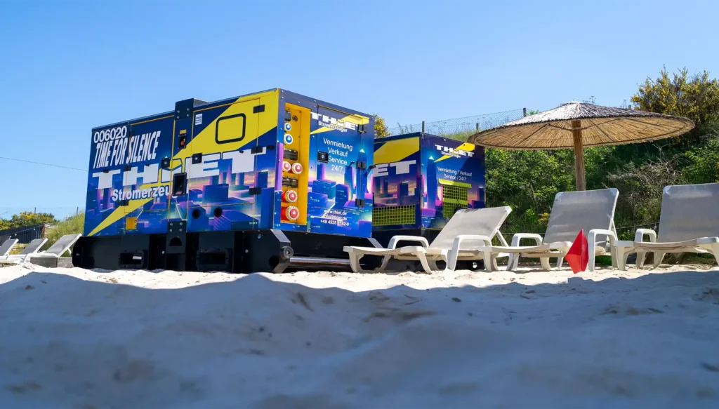 Thiet Stromerzeuger GmbH Vermietung Thiet Stromerzeuger GmbH Vermietung von stromerzeuiger für veranstaltungen und events zwei stromerzeuger als twin pack an einem Strand bei einer veranstaltung. Twinpack Stromerzeuger